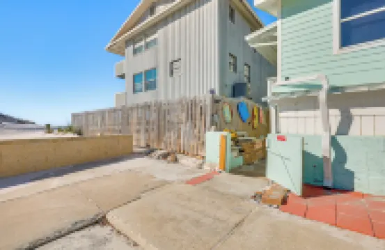 Driftwood Beach Cottage - Walk to Clearwater Bch