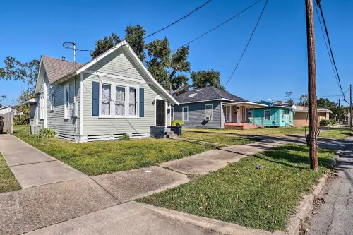 Lake Charles Cottage w/ Fireplace & Yard! - Alojamientos