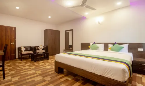 Treebo Elite Plaza, 700 Mtrs from Madikeri Fort - parking