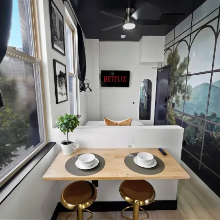 The Neon Elm Hotel Отели рядом с достопримечательностью «Бальбоа Парк»