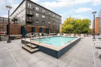 CozySuites Marquee - Rooftop Pools