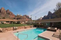 Bumbleberry Inn - Pools