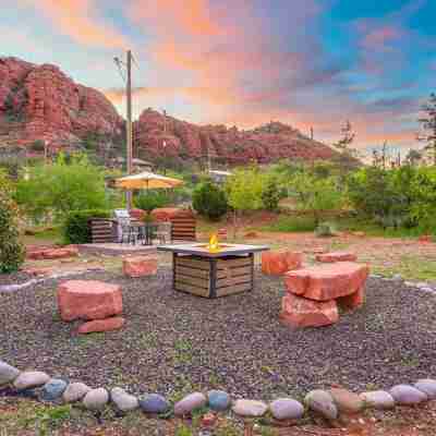 NEW Oak Creek Retreat Townhouse w Views Firepit Hotel Exterior