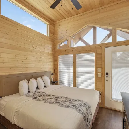 Cozy Tiny Home 2 King Room Sleeps 4