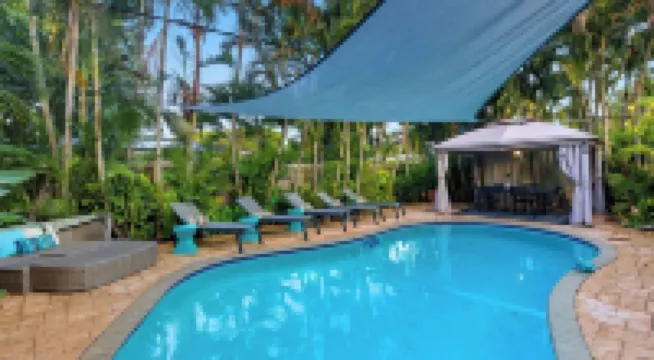 Fort Lauderdale Escape With Pool, Hot Tub & Dual Kitchens Paradise Stay by Avantstay