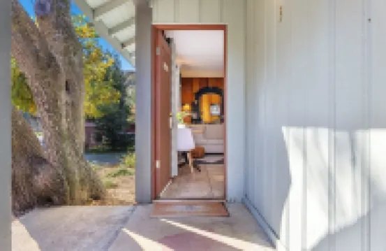 1 Min from Sequoia National Park Cabin for 2 with Additional Sleeper Sofa