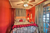 Charming Waterfront Ridgeway Cabin w/ Dock! - Parking