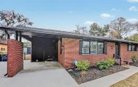 10 min to Parris Island - Pet friendly Retreat w/ Yard & 1-1 Guest House - Pools