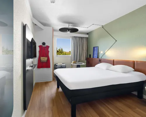Ibis Auch โรงแรมในแชร์ส