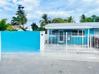Dawson’s Hideaway Hotels near Paradise Beach