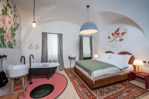 モナステリー ガーデン ビストロ & ルームズ