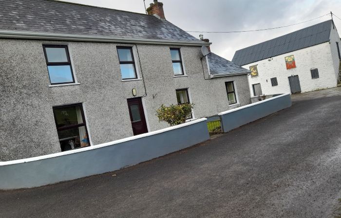 3 Bed Farmhouse - Sleeps 6 - Wifi - Free Parking
