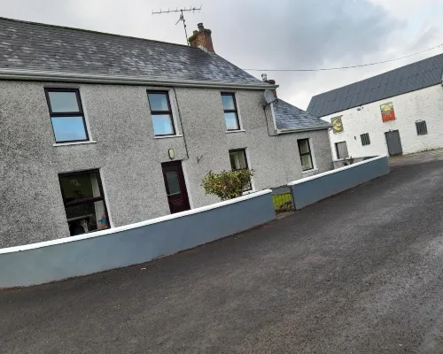 3 Bed Farmhouse - Sleeps 6 - Wifi - Free Parking Hotels in Omagh