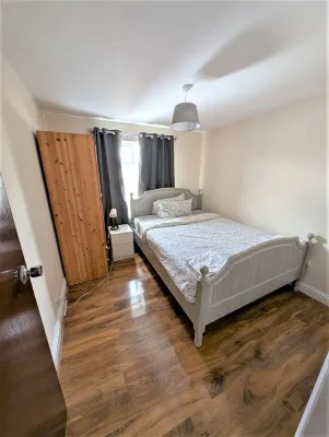 Large & Cozy 5-bed House in a Quiet Dagenham Area