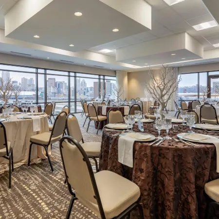Comfort Inn & Suites Pittsburgh-Northshore