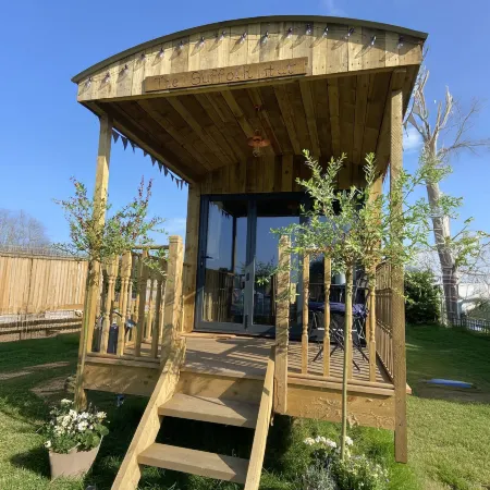 The Suffolk Hut Отели рядом с достопримечательностью «Таттон-парк»