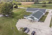 Red BUD Country Inn - Motels