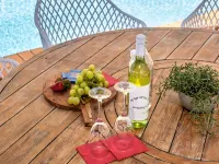 Bayview Beach Holiday Apartments - parking