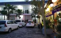 Clover Homestay - parking