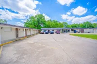 Cypress Inn Motel by OYO West Monroe I-20 - parking