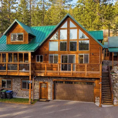 Denton by Avantstay Hot Tub, Deck w/ Fire Pit Near Skiing & Lake!