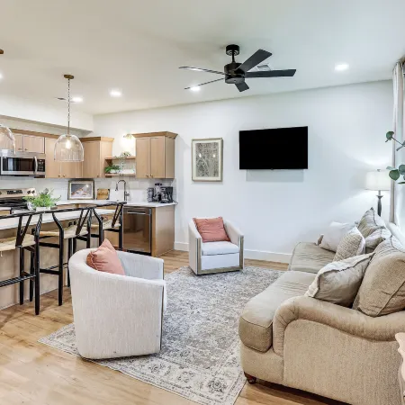 Near Trails & Town! Newly Built Mena Retreat