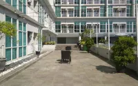 Monochrome Studio Room at Taman Melati Jatinangor Apartment by Travelio - Pools