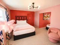 The Pink Flamingo - Roxy Riviera - 3-Star