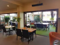 Higgins Lane Motel - bar