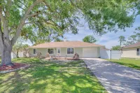 Large Yard, Porch! Pet-friendly Home in Palm Bay - Homestays