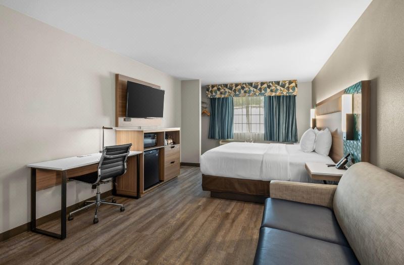 Econo Lodge Inn & Suites