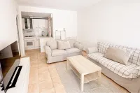 2Bed Apt Sleeps 4 - Parking Patio Wifi - Condos