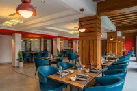Westend by PerfectStayz at Mall Road - غرفة مطلة على الجبل