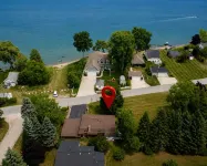 Large Home w/Huge Yard, Steps from the Lake - 3 tähden