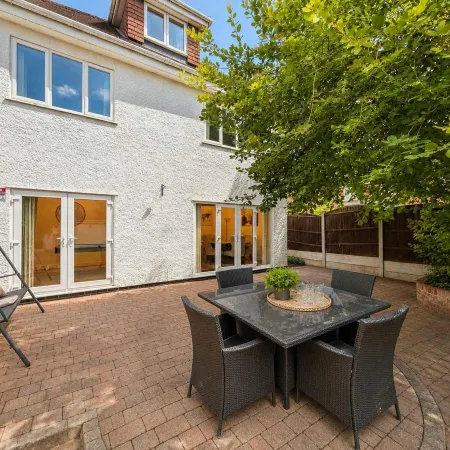 4BR 3Bath Home Free Parking & Private Garden