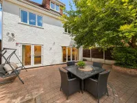 4BR 3Bath Home Free Parking & Private Garden - 2-Sterne