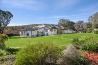 Hamilton's Queanbeyan Motel - parking
