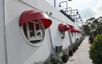 Kapal Garden Hotel at Rekreasi Sengkaling - Kolam Renang