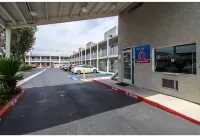 Studio 6 Cypress, CA - Parkplatz