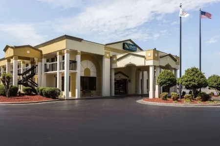 Quality Inn & Suites Mooresville-Lake Norman Отели рядом с достопримечательностью «Trump National Golf Club Charlotte»