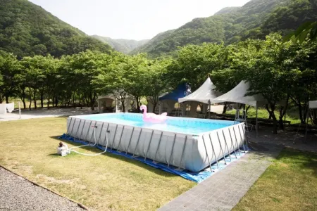 Goesan Songnisan Tongnamu Pension Отели рядом с достопримечательностью «Shinpoong Hanji Maeul»