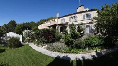 Domaine du Paradis des Oiseaux Отели рядом с достопримечательностью «Château de Lérins»