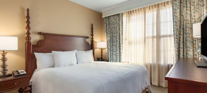 Embassy Suites by Hilton Savannah Historic District Các khách sạn ở Savannah