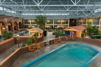 Ramada by Wyndham Fredericton - مسبح