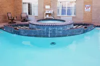 Holiday Inn Express & Suites SAN ANTONIO RIVERCENTER AREA by IHG - Kolam Renang