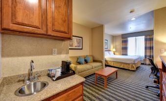 Holiday Inn Express & Suites Manteca City Center