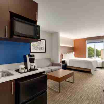 Holiday Inn Express & Suites Auburn - University Area Rooms