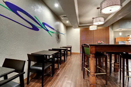 Holiday Inn Express Marshfield (Springfield Area) Отели в г. Маршфилд