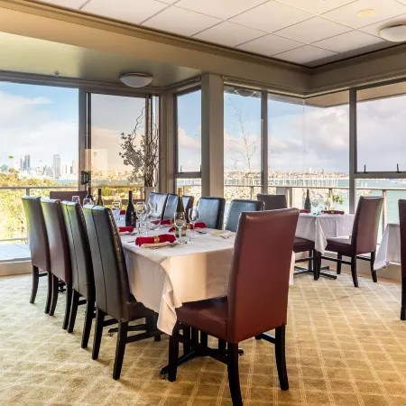 Ocean Breeze Hotel Отели рядом с достопримечательностью «Норт Хед»