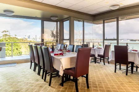 Ocean Breeze Hotel Отели рядом с достопримечательностью «Девонпорт Музеум»